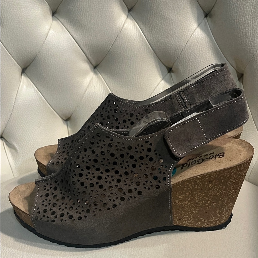 Taupe Suede Laser-Cut Cork Wedge Sandals Size 8 Made in Italy - Picture 3 of 7